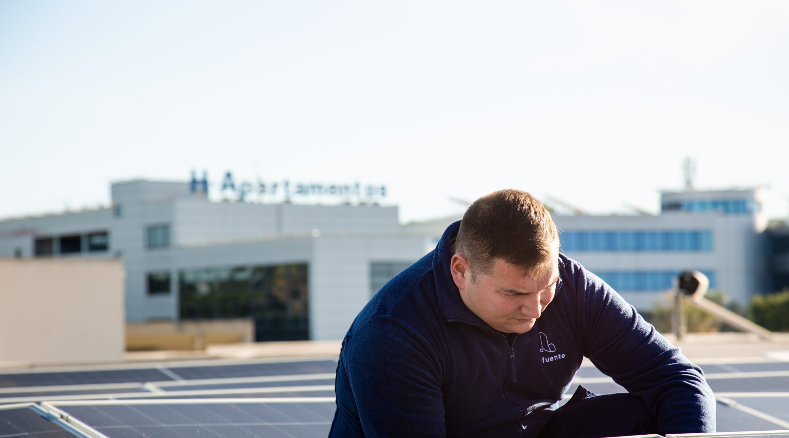 hombre-realizando-mantenimiento-calefacción