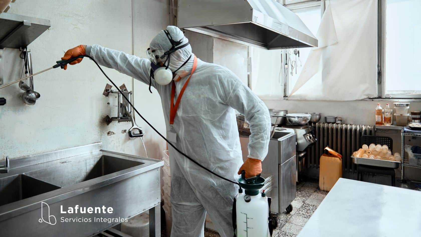 hombre con compresor de agua limpiando profesionalmente un restaurante