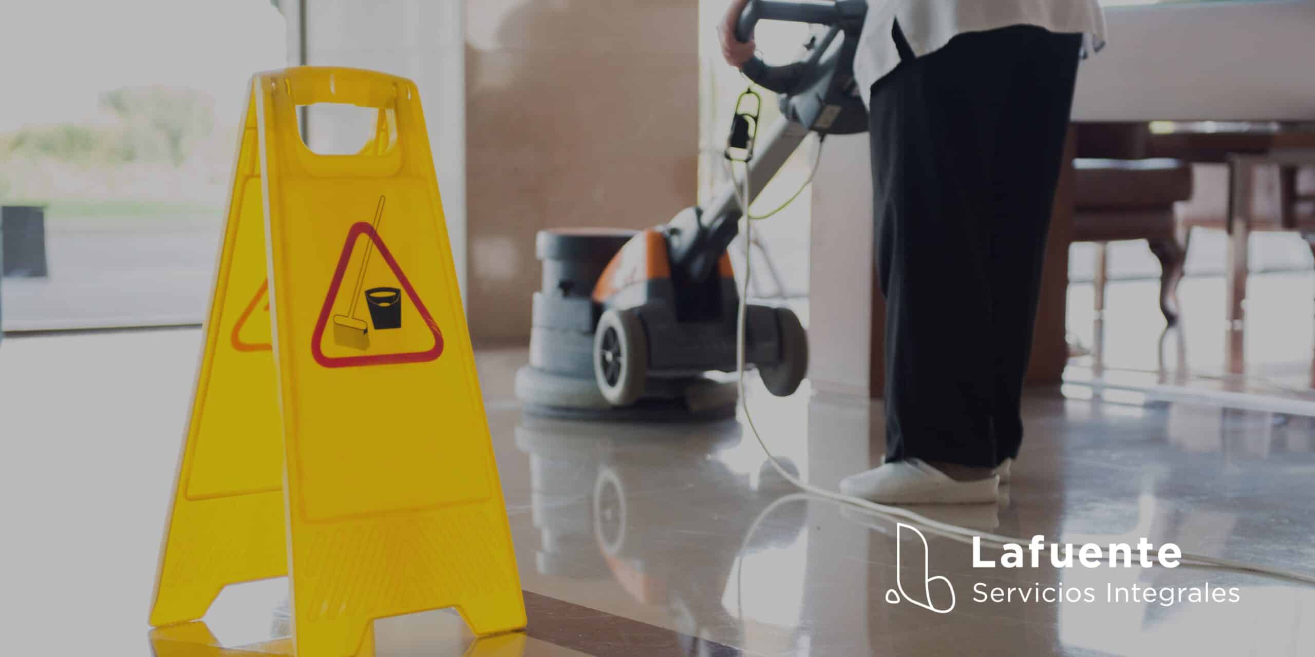 persona puliendo un piso con una pulidora