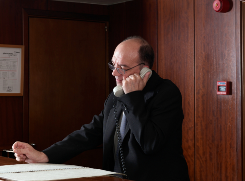 Recepcionista-hablando-por-teléfono